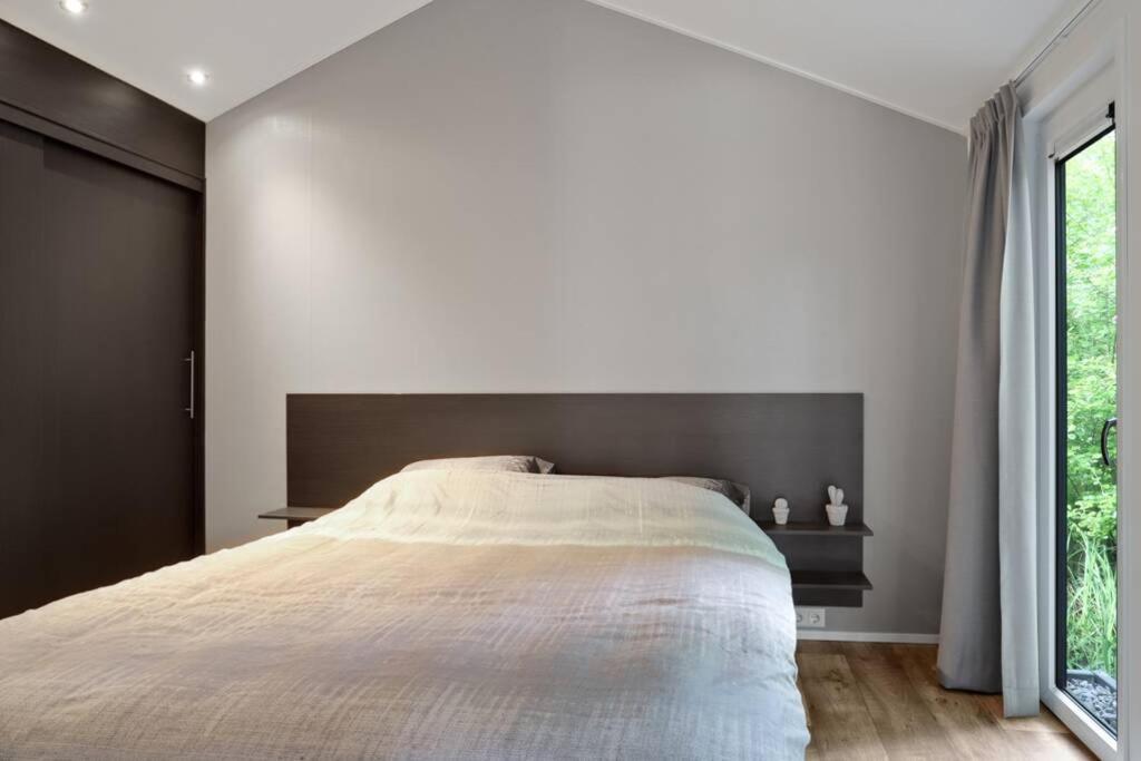 Luxe Chalet In Oosterwolde In Friesland, Op Rustig Park Met Uitzicht Op Meer En Strandje Eksteriør billede