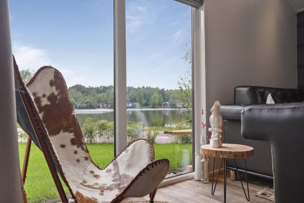 Luxe Chalet In Oosterwolde In Friesland, Op Rustig Park Met Uitzicht Op Meer En Strandje Eksteriør billede