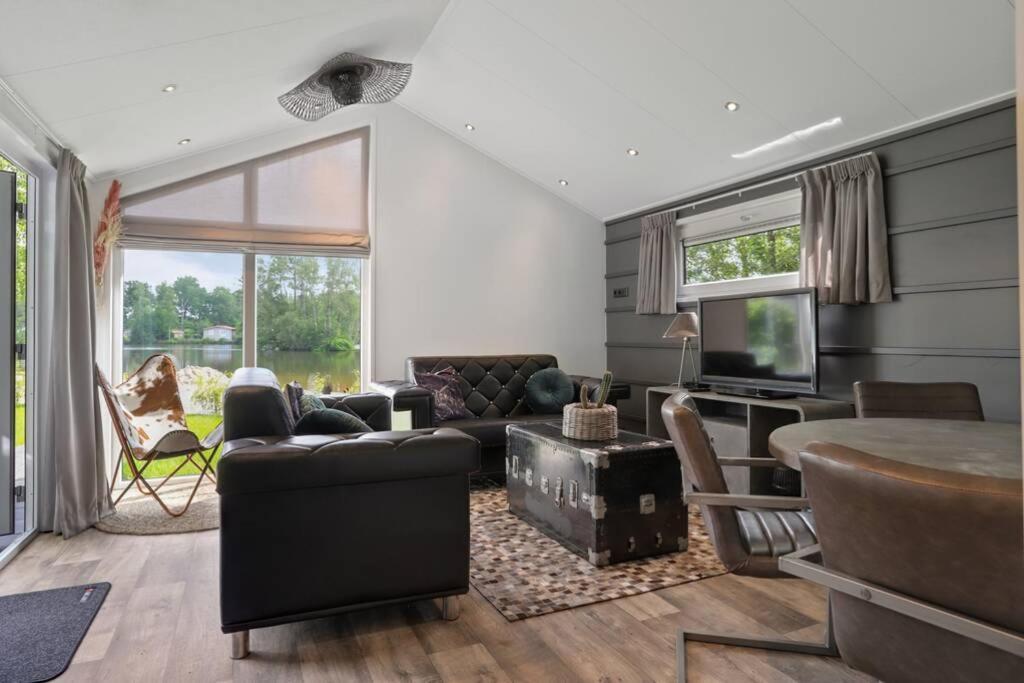 Luxe Chalet In Oosterwolde In Friesland, Op Rustig Park Met Uitzicht Op Meer En Strandje Eksteriør billede