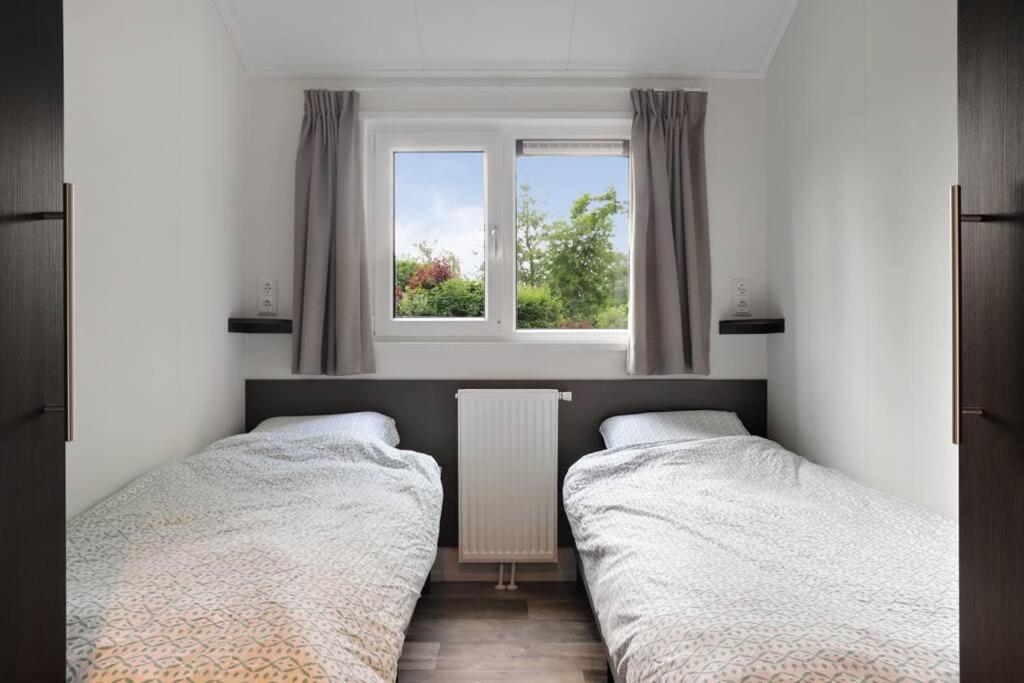 Luxe Chalet In Oosterwolde In Friesland, Op Rustig Park Met Uitzicht Op Meer En Strandje Eksteriør billede