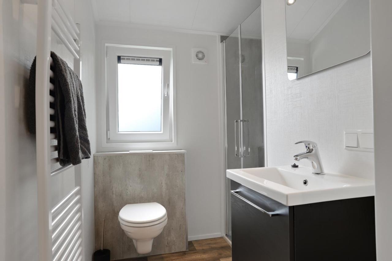 Luxe Chalet In Oosterwolde In Friesland, Op Rustig Park Met Uitzicht Op Meer En Strandje Eksteriør billede