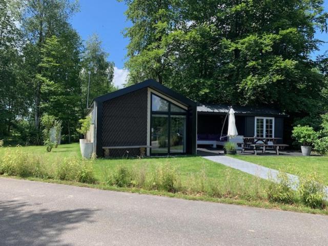 Luxe Chalet In Oosterwolde In Friesland, Op Rustig Park Met Uitzicht Op Meer En Strandje Eksteriør billede